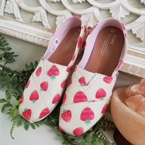 Toms Birch Strawberries & Cream Classic Slip-Ons